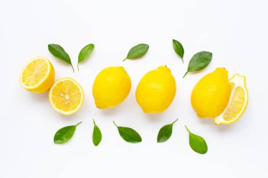 taze limon ile üzerine beyaz izole yaprakları 