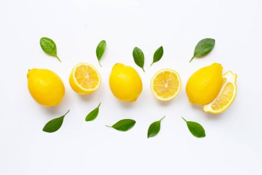 taze limon ile üzerine beyaz izole yaprakları 