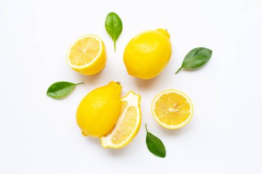taze limon ile üzerine beyaz izole yaprakları 