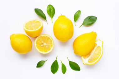 taze limon ile üzerine beyaz izole yaprakları 