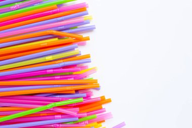Beyaz arka plan üzerinde renkli plastik çubuk.