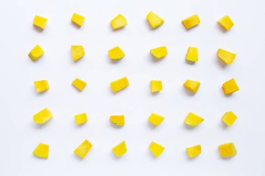 Yeşil kabak sebze küpü dilimleri beyaz arka plan üzerinde izole