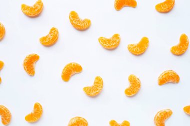 Mandalina segmentleri, Taze turuncu beyaz arka plan izole. 