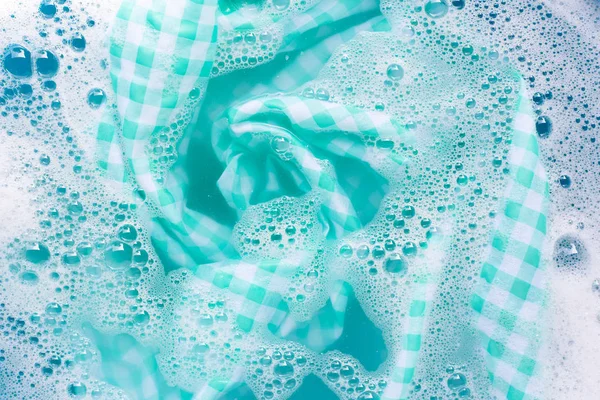 Toalha de mesa branca verde embeber em pó detergente água dissolutio — Fotografia de Stock