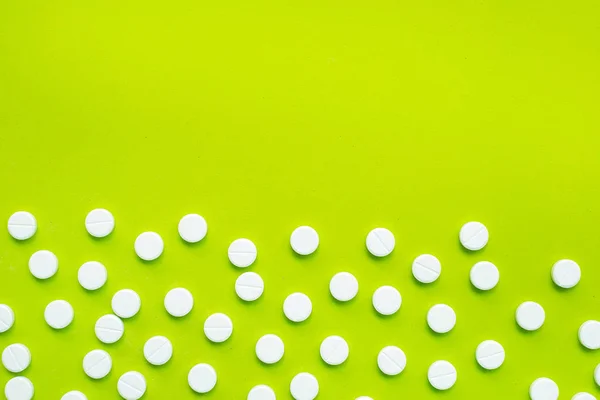 Tabletter av paracetamol på grön bakgrund. — Stockfoto