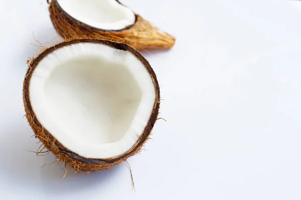 Rijpe kokosnoten op wit. Top uitzicht op tropisch fruit. — Stockfoto