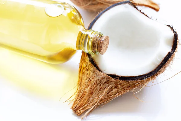 Óleo de coco com coco sobre branco — Fotografia de Stock