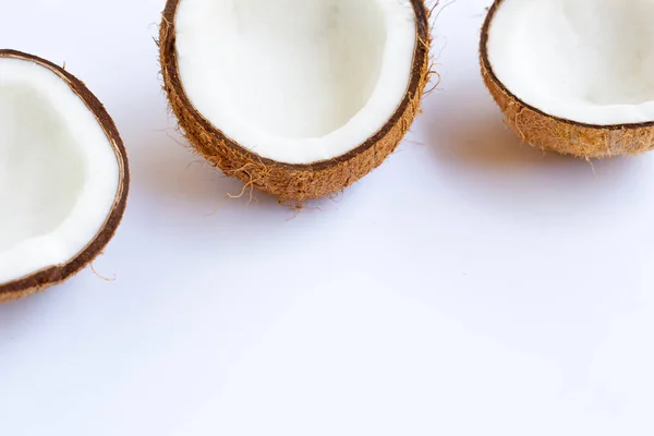 Maturare noci di cocco su bianco . — Foto Stock