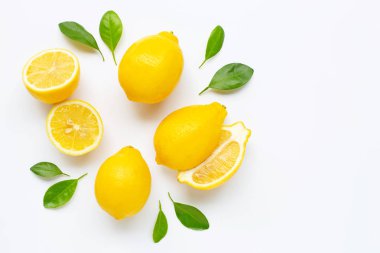 taze limon ile üzerine beyaz izole yaprakları 
