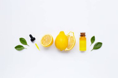 Beyaz limon esansiyel yağı ile taze limon