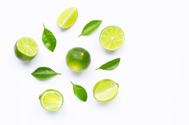 Beyaz arkaplanda yapraklı limonlar.