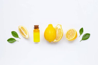 Beyaz limon esansiyel yağı ile taze limon