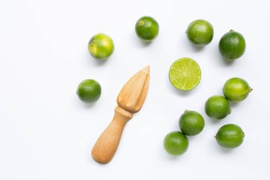 Beyaz arka planda taze limon ve ahşap sıkacağı. 