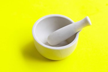 Yeşil arka planda harç ve havaneli. 