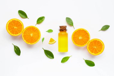 Yaprakları izole taze portakal narenciye ile Uçucu yağ