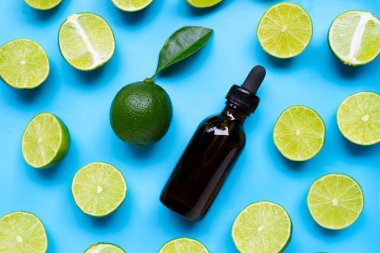 Mavi arka plan üzerinde uçucu yağ ile Kireçler. 