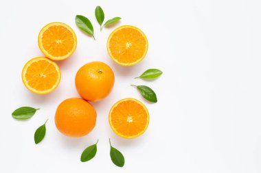 Beyaz backgrou izole yaprakları ile taze portakal narenciye