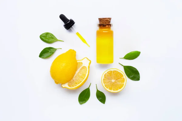 Lemon segar dengan lemon minyak esensial di atas putih — Stok Foto