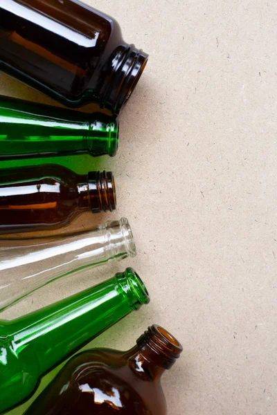 Botellas de vidrio sobre fondo de madera . — Foto de Stock