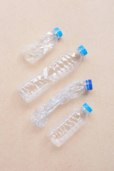 Kontrplak arka planda plastik şişeler. — Stok fotoğraf