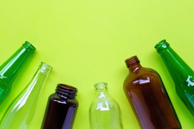 Yeşil arka planda cam şişeler. 