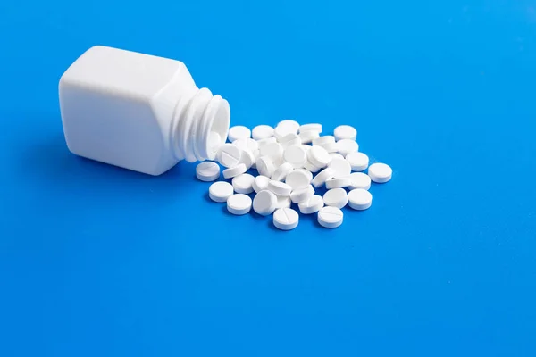Comprimidos de Paracetamol sobre fundo azul . — Fotografia de Stock