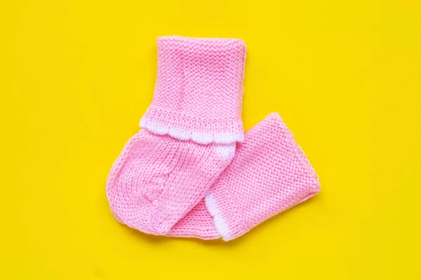 Chaussettes bébé sur fond jaune . — Photo