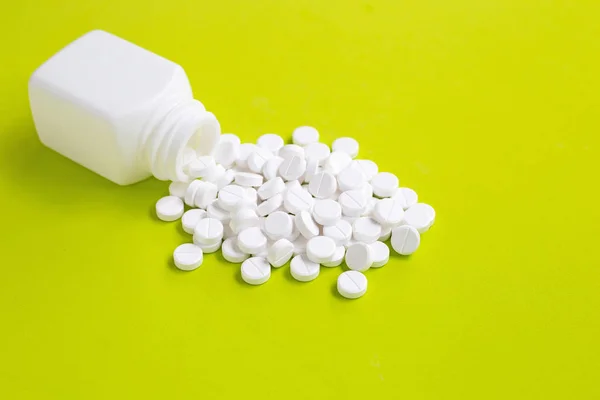 Таблетки парацетамола на зеленом фоне . — стоковое фото