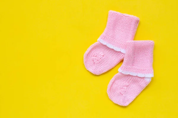 Chaussettes Bébé Sur Fond Jaune — Photo