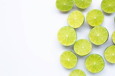 Beyaz arka planda yarım kireç. 