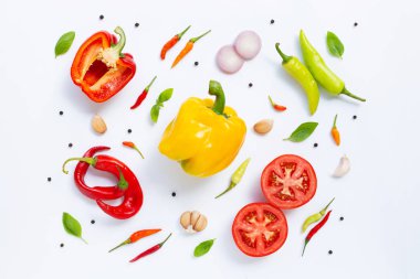 Çeşitli taze sebze ve otlar beyaz arka plan üzerinde. 