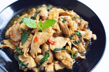 Beyaz üzerinde kutsal fesleğen ile tavada tavuk 