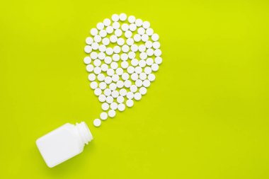 Yeşil arka planda Parasetamol Tabletleri.