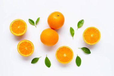 Beyaz backgrou izole yaprakları ile taze portakal narenciye
