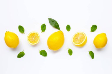 Nane yaprakları ile taze limon beyaz izole 