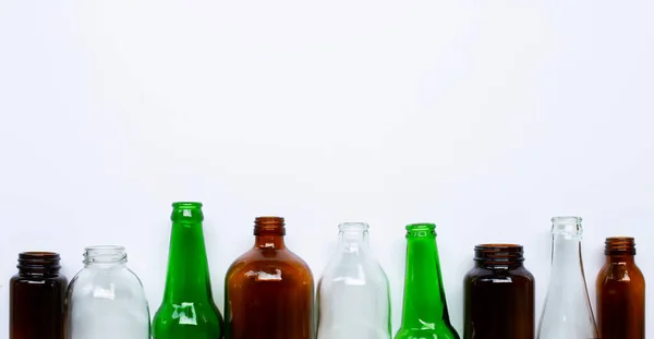 Botellas de vidrio sobre fondo blanco. — Foto de Stock