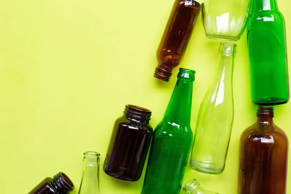 Botellas de vidrio sobre fondo verde . — Foto de Stock