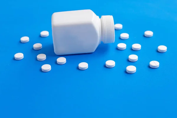 Таблетки парацетамола на голубом фоне . — стоковое фото