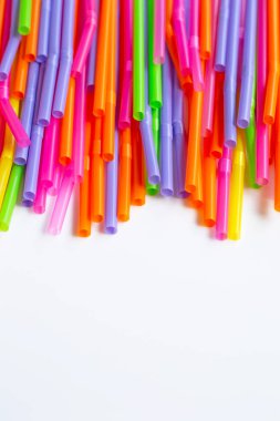 Beyaz arka plan üzerinde renkli plastik çubuk.