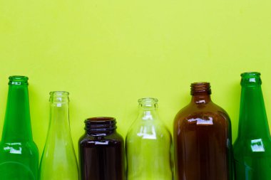 Yeşil arka planda cam şişeler.