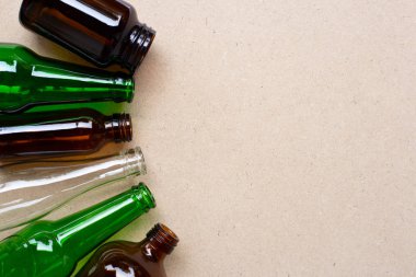 Ahşap arka planda cam şişeler. 