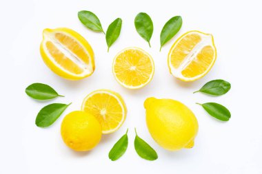 Limon ve dilimleri üzerinde beyaz izole yaprakları ile.