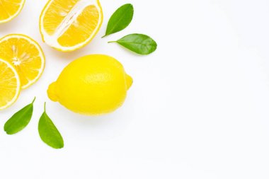 Limon ve dilimleri üzerinde beyaz izole yaprakları ile.