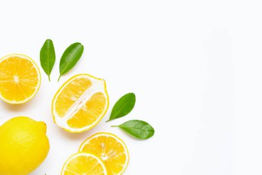 Limon ve dilimleri üzerinde beyaz izole yaprakları ile.