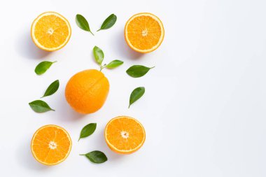 Yüksek vitamin C. taze portakal narenciye ile izole yaprakları o