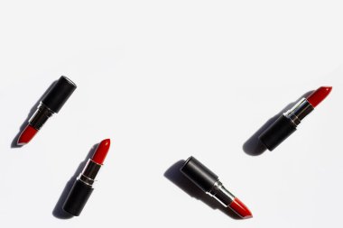 Düz döşeme kompozisyon, gölge ile beyaz arka plan üzerinde Rujlar.