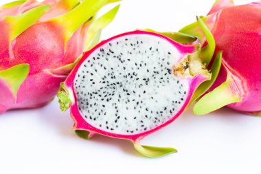 Ejderha meyve, pide beyaz izole. 