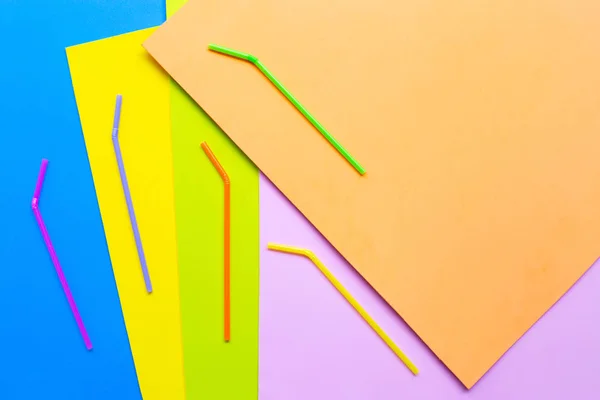 Kleurrijke kunststof rietjes op kleurrijke achtergrond. — Stockfoto