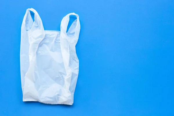 Weiße Plastiktüte auf blauem Hintergrund. — Stockfoto