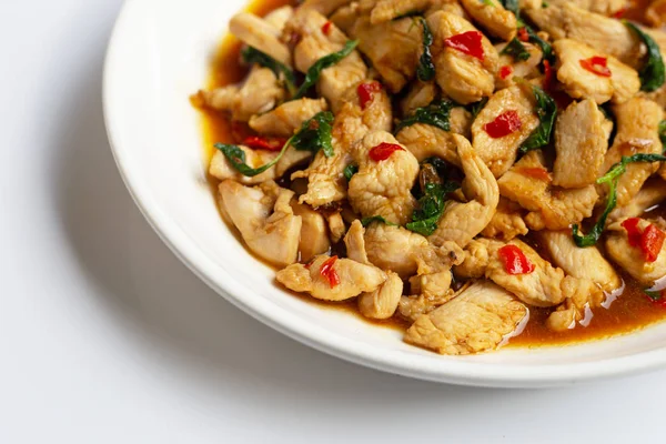 Beyaz üzerinde kutsal fesleğen ile tavada tavuk 